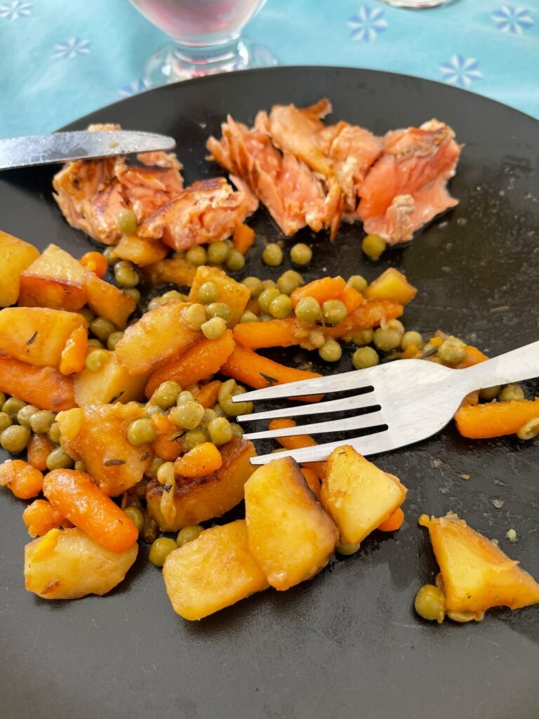 Photo du plat mi-cuit de saumon avec patates, petits poids et carottes au paprika
